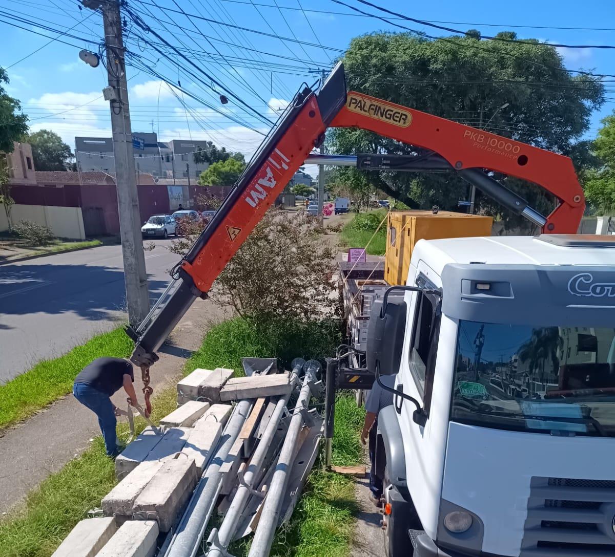 Caminhão Munck da FLG Geradores realizando movimentação de carga em Curitiba