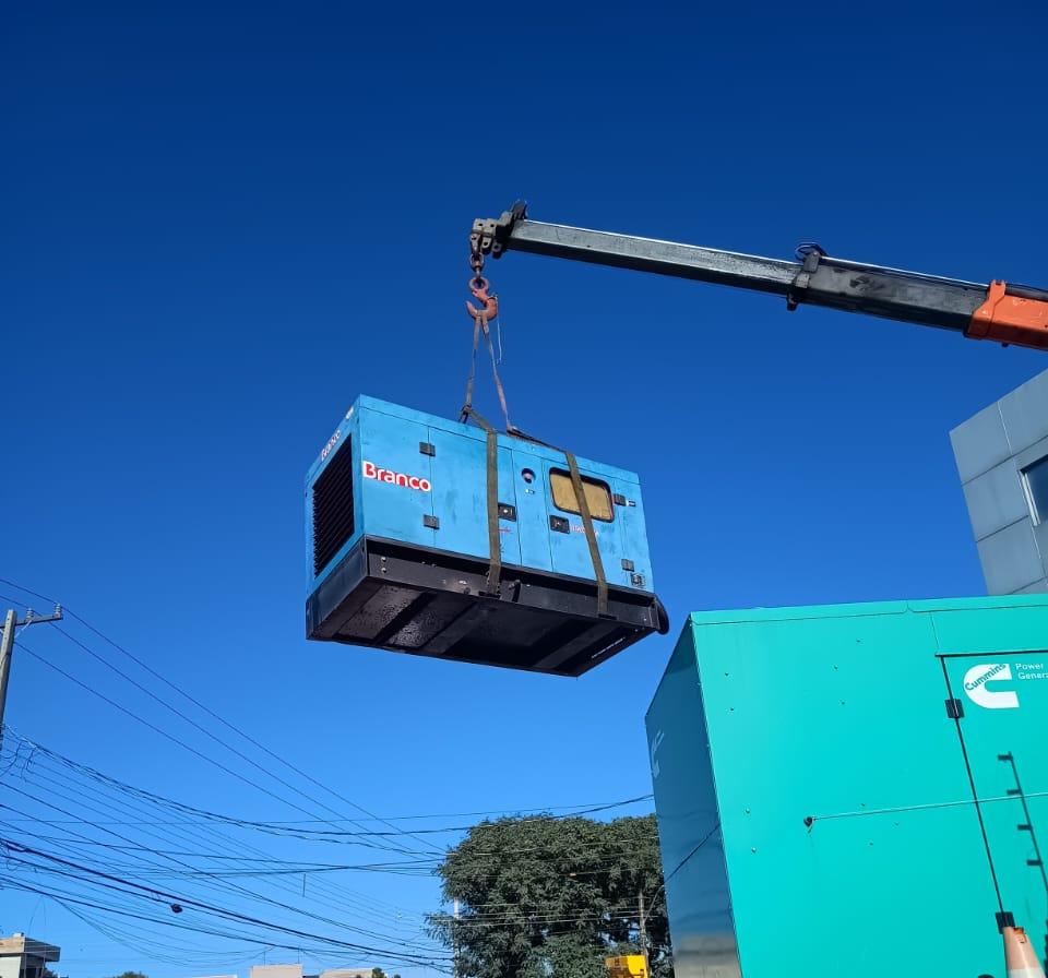 Içamento de gerador com caminhão Munck